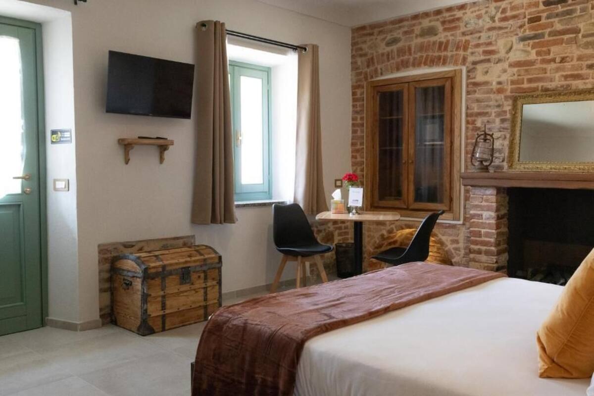 Deluxe Double Room, Patio, Garden View | In-room safe, free WiFi
