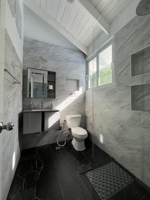 Superior Double Room, Courtyard View | Bathroom | Shower, free toiletries, hair dryer, towels - El Tridente  (Playa Juan Dolio)