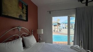 Camera doppia, balcone, vista piscina | Una cassaforte in camera, Wi-Fi gratuito