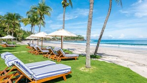A beachside resort with sun loungers, palm trees, and a clear view of the ocean. - Beachfront Villa, Ocean Views, Resort Pools, Steps to Playa Flamingo (Playa Flamingo)