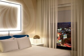 Room - Elevated Comfort in a Sunlit Suite Near Hollywood Walk of Fame - 2.5 Mi Away! (West Hollywood)