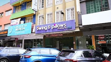 A hotel with a sign for 'Swing & Pilows' and a visible room number '139'.