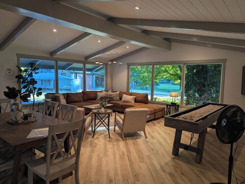 Park like setting on the Applegate River great for wine tasting & family reunion