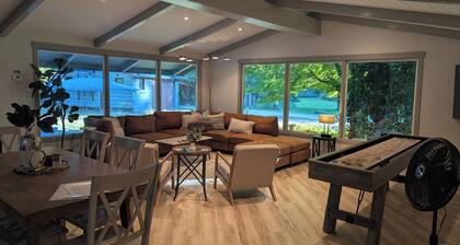 Park like setting on the Applegate River great for wine tasting & family reunion