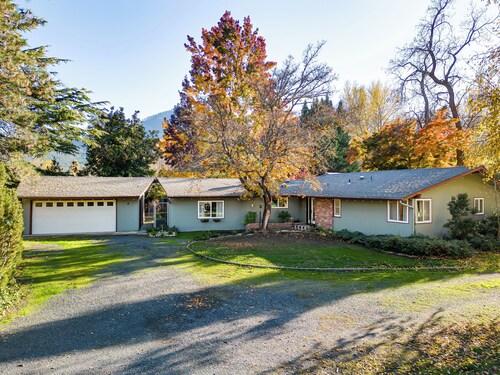 Park like setting on the Applegate River great for wine tasting & family reunion