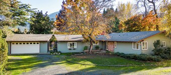 Park like setting on the Applegate River great for wine tasting & family reunion