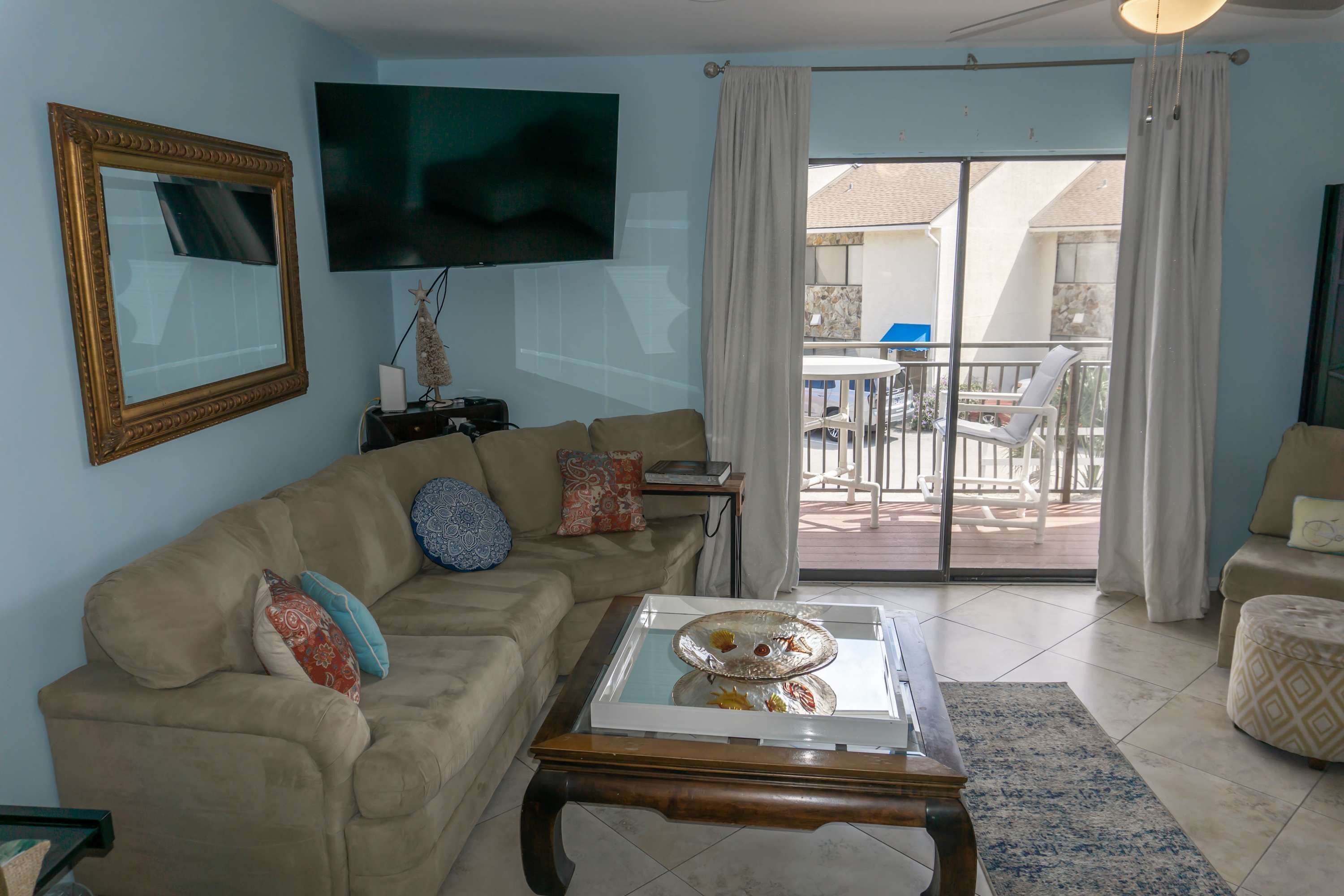 Una sala de estar con sofá, mesa de centro y televisor.