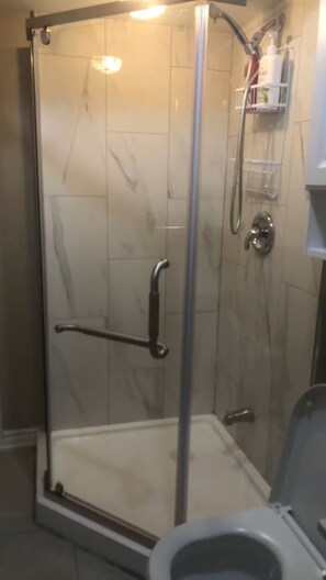 Ducha, secador de pelo y jabón