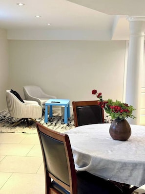 Dining - Bright 2-bedroom apartment in cool Richmond Hill with AC (Richmond Hill)