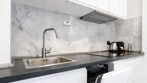 Wasserkocher mit Kaffee-/Teezubehör, Kühlschrank, Mikrowelle, Ofen