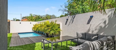 Apartment (2 Bedrooms) | Front of property