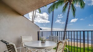 Outdoor dining - Beachfront 4BR, 2 Condos for 12 at Maalaea Surf! (Kihei)