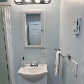 Douche, sèche-cheveux, serviettes fournies, savon