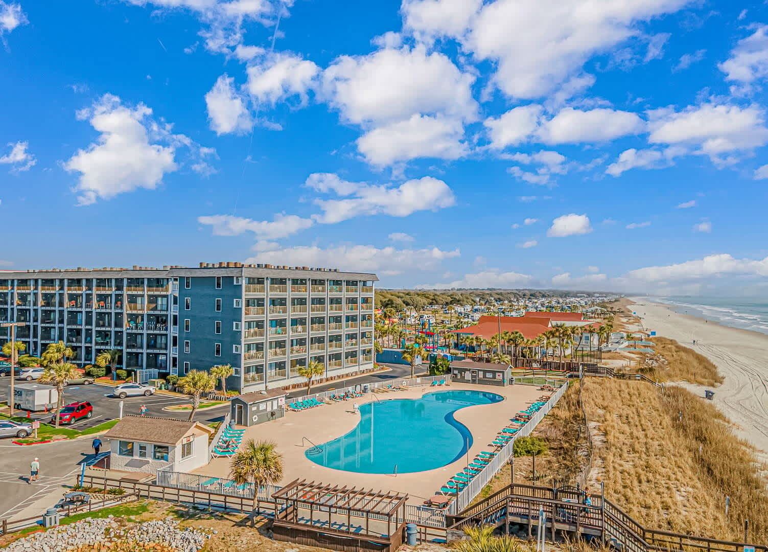 Un hôtel doté d’une piscine, d’un accès à la plage et offrant une vue sur l’océan.