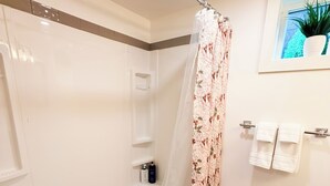 Tina con regadera, amenidades de baño gratuitas, toallas, jabón 