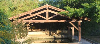 Charming, detached garden-level vacation rental near the town center