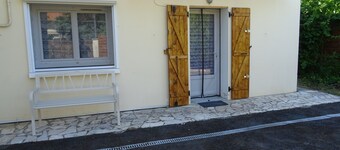 Charming, detached garden-level vacation rental near the town center