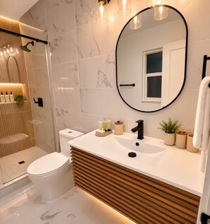 Towels, soap, shampoo, toilet paper - Coastal Home Near Anna Maria, Priv Spa & Game Room (Bradenton)