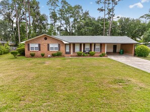 Exterior - Video Game Hub, Hot Tub, PS5, Xbox, Switch, Pool Table, Air Hockey, Fire Pit (Valdosta)
