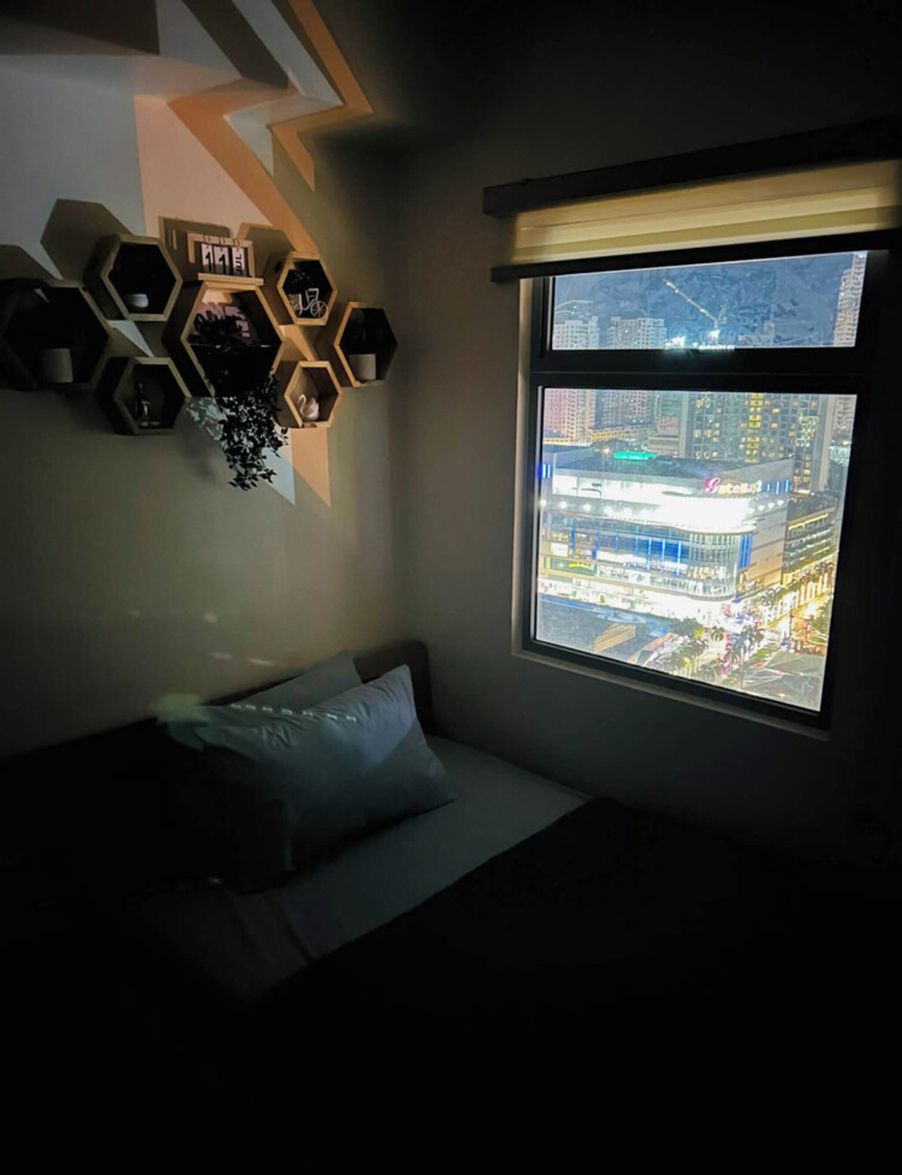 Estudio básico, aire acondicionado, vista a la ciudad | Área de sala de estar | Smart TV de 32 pulgadas con canales digitales 