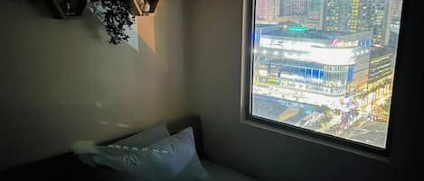 Estudio básico, aire acondicionado, vista a la ciudad | Área de sala de estar | Smart TV de 32 pulgadas con canales digitales