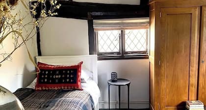 Beautiful cottage in village near Henley and Marlow