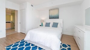 Desk, iron/ironing board, travel cot, free WiFi - near Bayfront Park Deluxe Room , Pet - friendly (Miami)