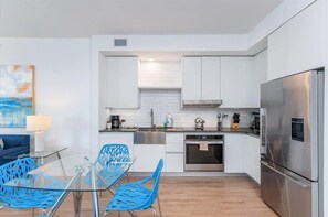 Coffee/tea maker, fridge, microwave, oven - Prime Miami Worldcenter with City Views! (Miami)
