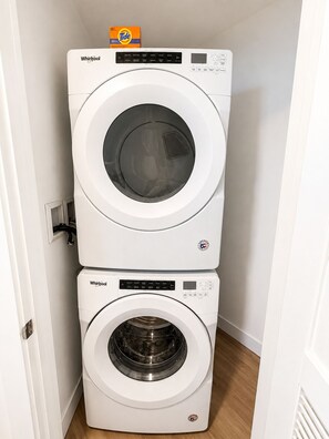 Zwei übereinander gestellte Whirlpool Waschmaschinen in einem schmalen Flur.