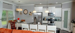 Private kitchen - SASADEERLODGE 6-bedroom house with AC in Richmond Hill (Richmond Hill)