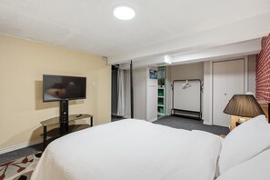 Escritorio, tabla de planchar con plancha, wifi y ropa de cama