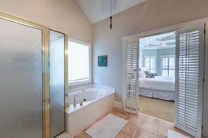 Bathroom - Lakefront 4BR retreat with sauna, kayaks, firepit, and deck. (Eatonton)