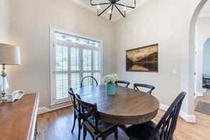 Dining - Lakefront 4BR retreat with sauna, kayaks, firepit, and deck. (Eatonton)