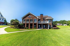 Exterior - Lakefront 4BR retreat with sauna, kayaks, firepit, and deck. (Eatonton)