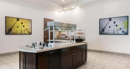 Accessible 1 King Studio w/ Hot Breakfast + Pool