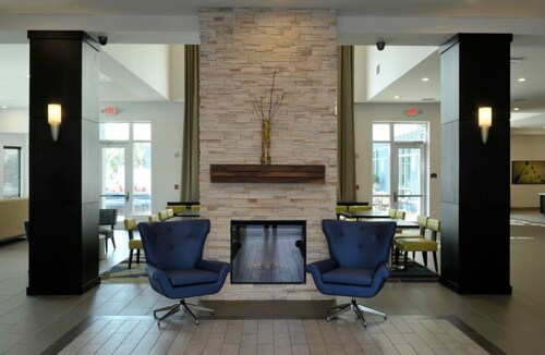 Accessible 1 King Studio w/ Hot Breakfast + Pool