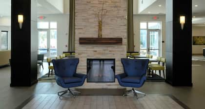 Accessible 1 King Studio w/ Hot Breakfast + Pool