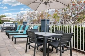 Outdoor dining - Accessible 1 King Studio w/ Hot Breakfast + Pool (St. Petersburg)