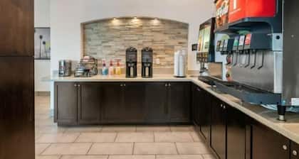 King Studio w/ Kitchen | Free Breakfast + Pool