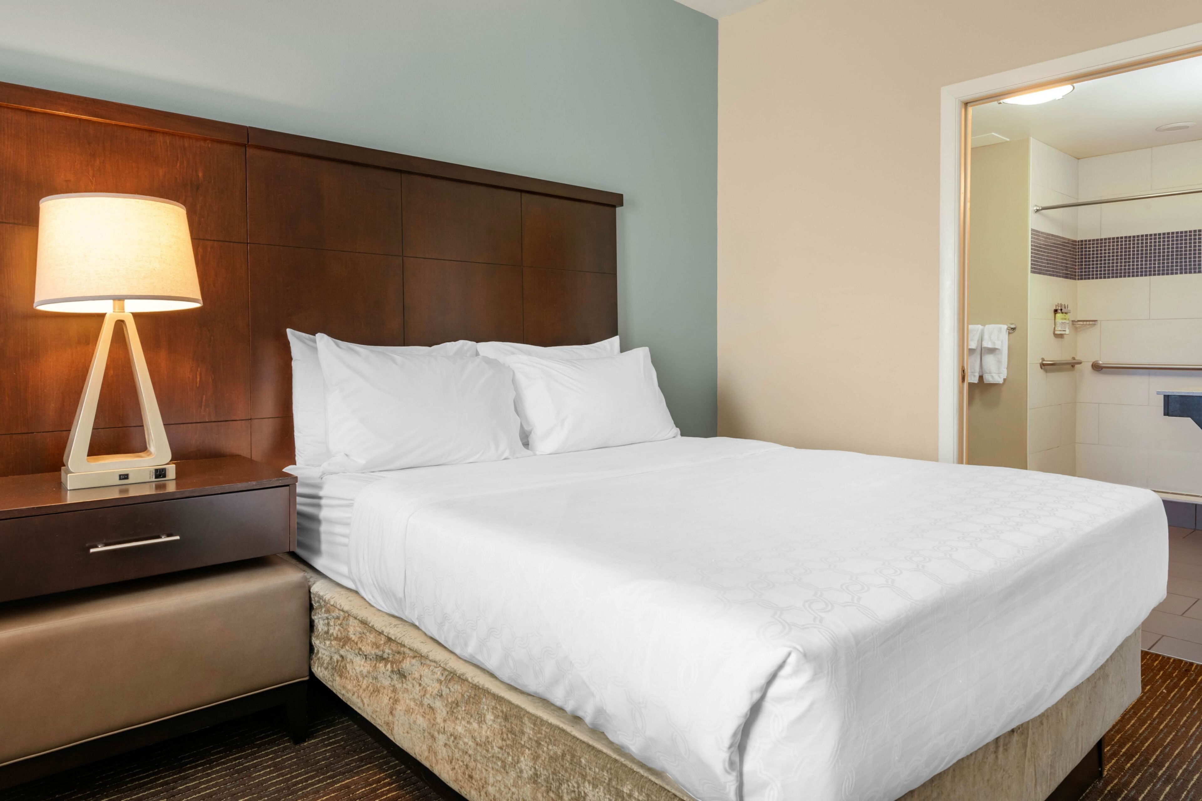 Desk, iron/ironing board, WiFi, bed sheets