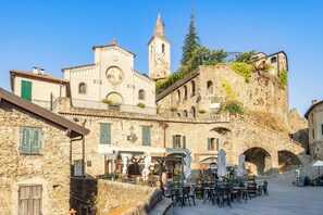 Outdoor dining - Vrbo Property (Apricale)