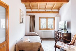 Room - JUST LIKE THE OLD DAYS - APRICALE, a historic Ligurian estate. Parking just a few meters away (Apricale)