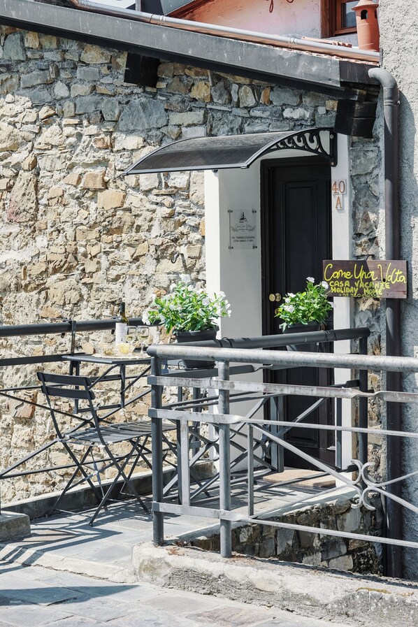 Outdoor dining - JUST LIKE THE OLD DAYS - APRICALE, a historic Ligurian estate. Parking just a few meters away (Apricale)