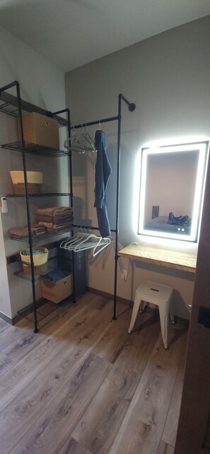 Una habitación con literas, un escritorio con una computadora y una ventana.