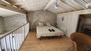 Iron/ironing board, travel cot, bed sheets - Vrbo Property (Condat-lès-Montboissier)