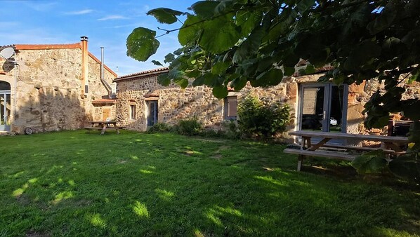 Outdoor dining - Vrbo Property (Condat-lès-Montboissier)