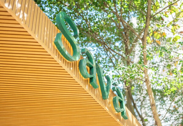 Una estructura de madera con la palabra 'Save' destacada.