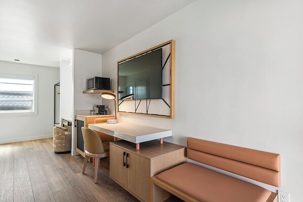 Interior - Boutique Inn 2 Queen Room  Heated Pool & Hot Tub  Near Downtown Napa & Wineries (Napa)