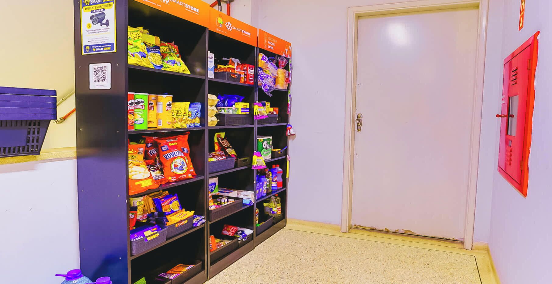 Máquina de vendas automática com diversas marcas e tipos de salgadinhos e lanches.