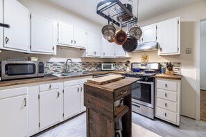 Private kitchen - Large 2 Bed 2 Bath Condo in Prime West Knoxville/Bearden/Sequoyah Hills (Knoxville)
